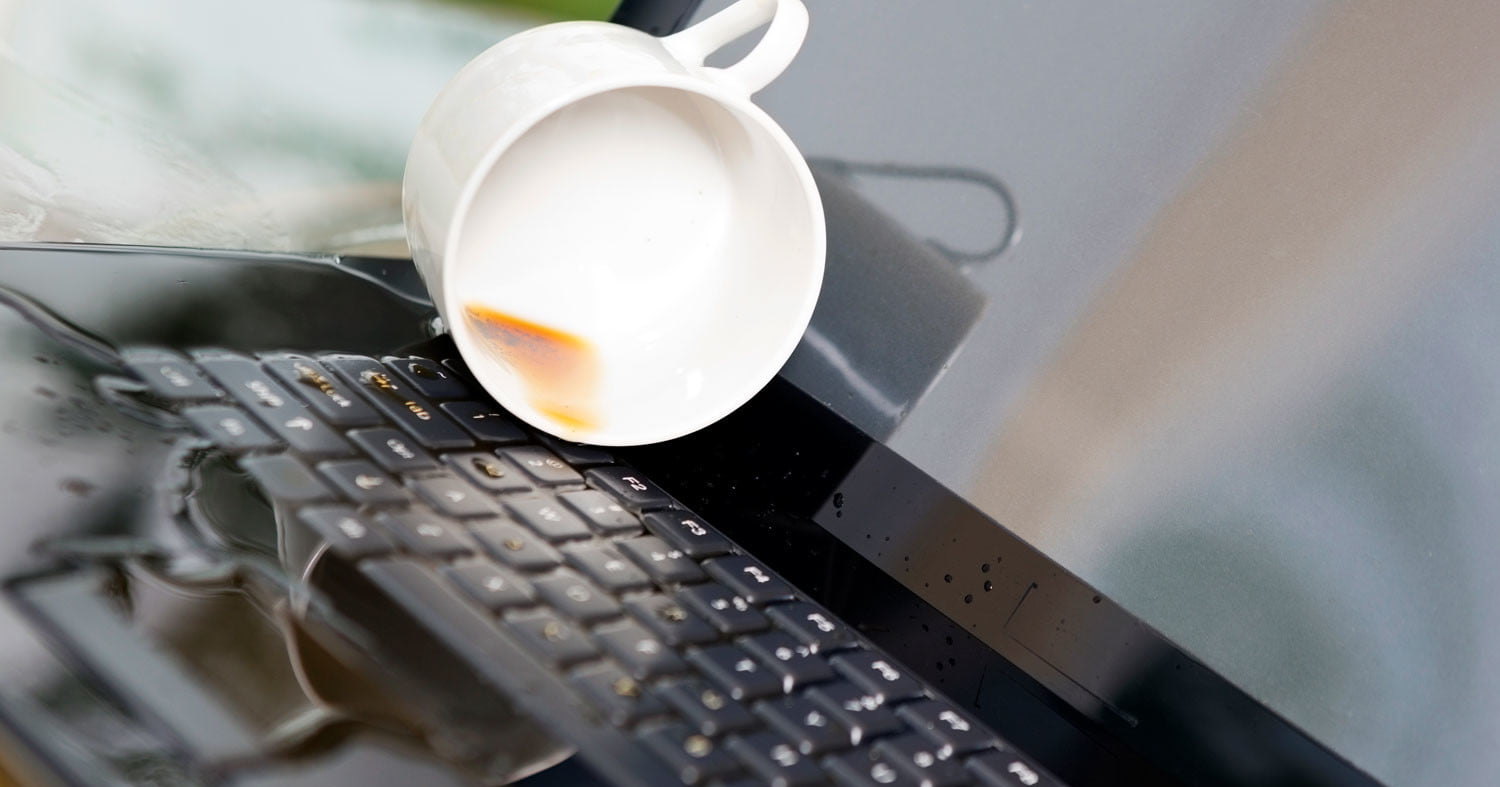 На клавиатуру MacBook пролили воду На клавиатуру MacBook пролили воду - фото
