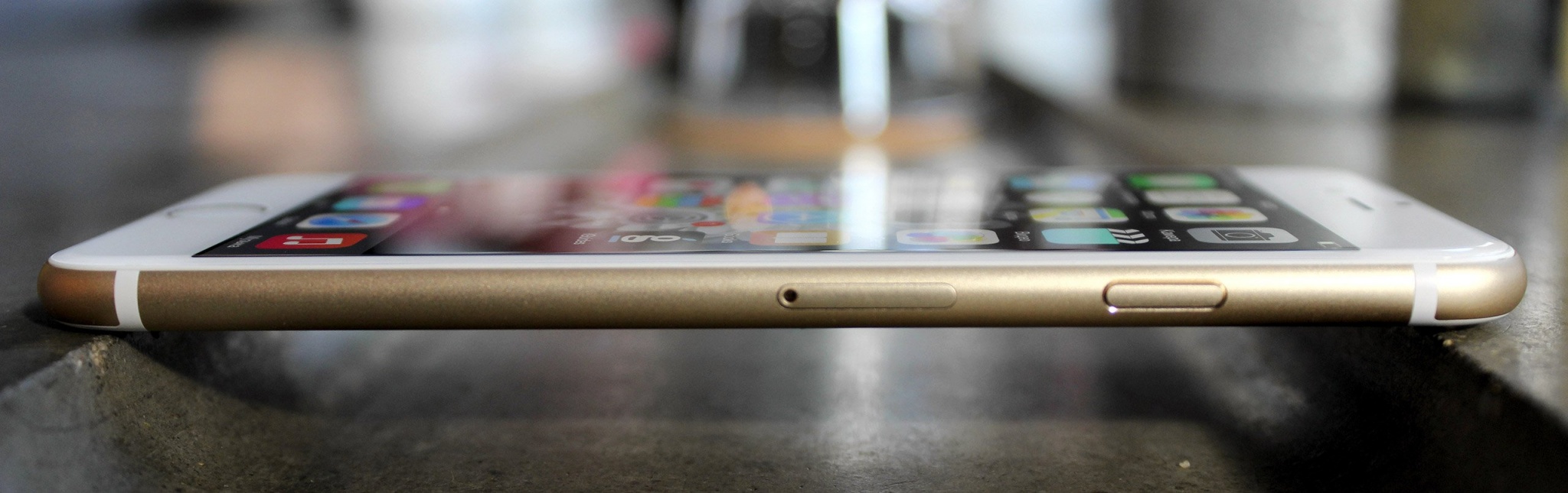 Відходить екран на iPhone - фото