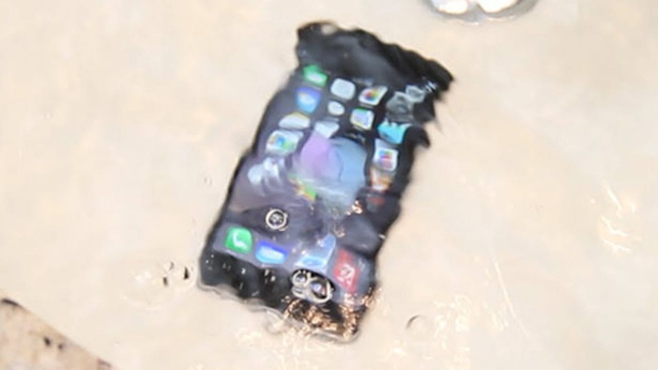 Планшет впав у воду - фото