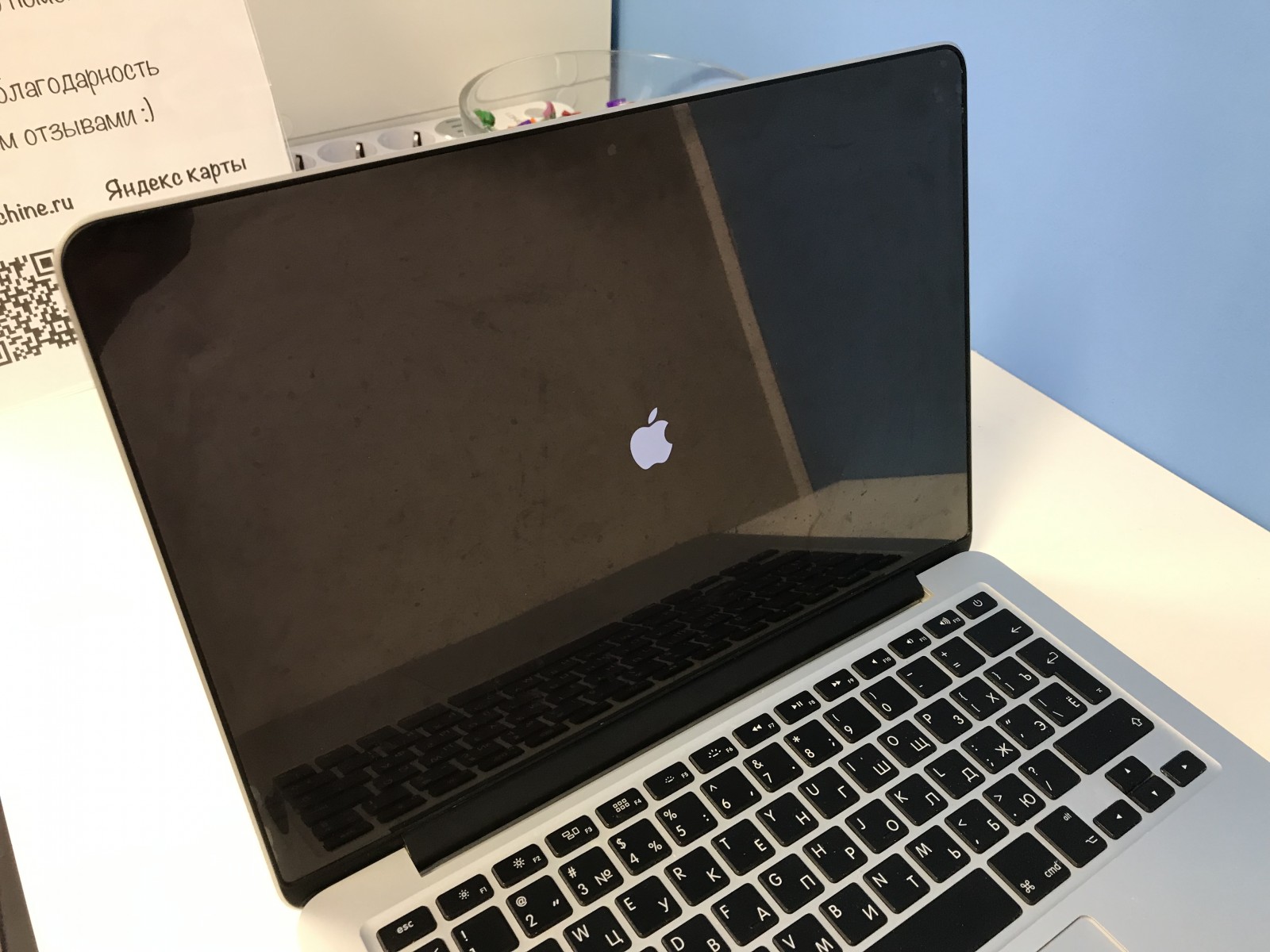 MacBook не включается - фото