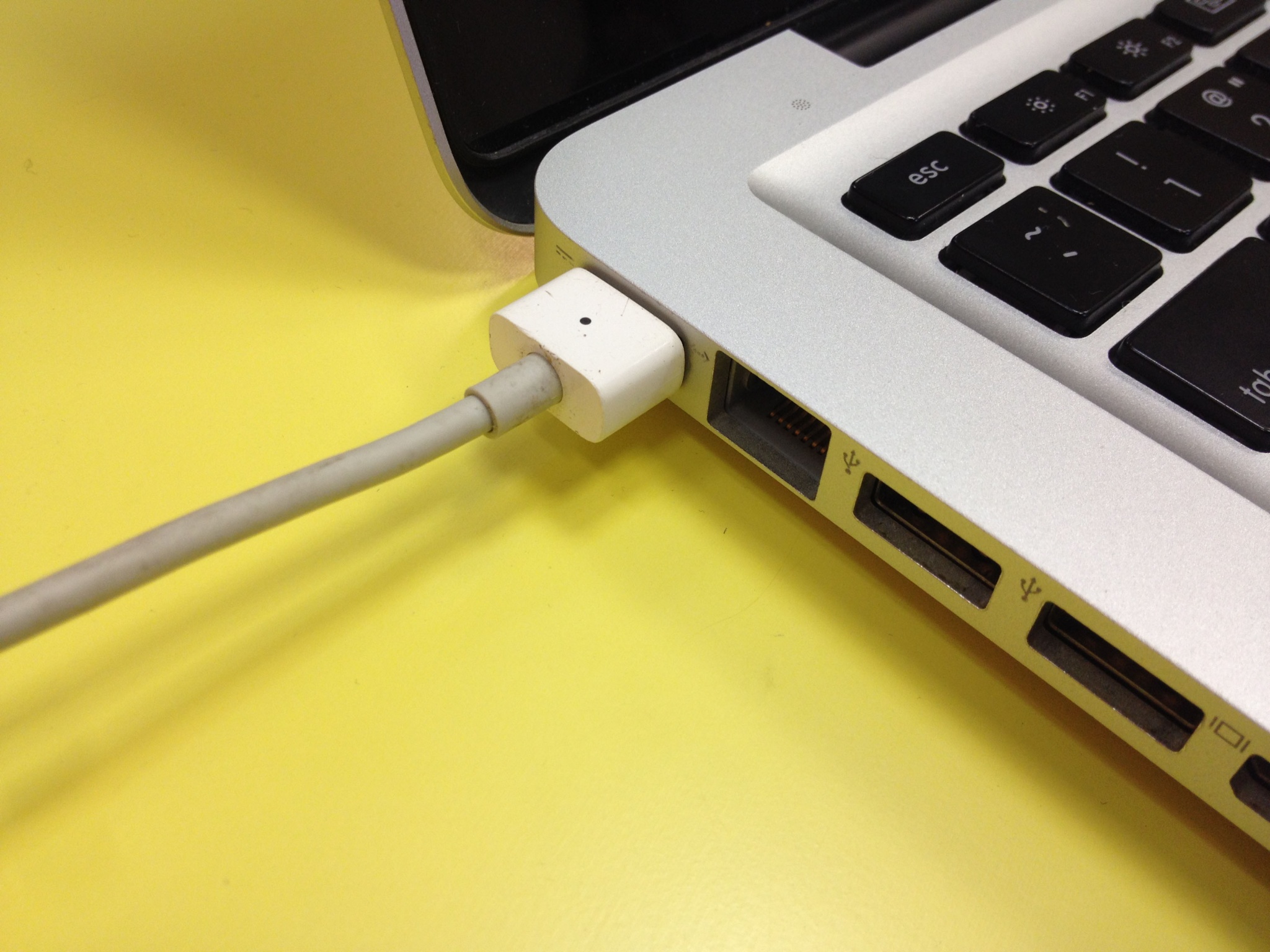 MacBook не заряджається - фото